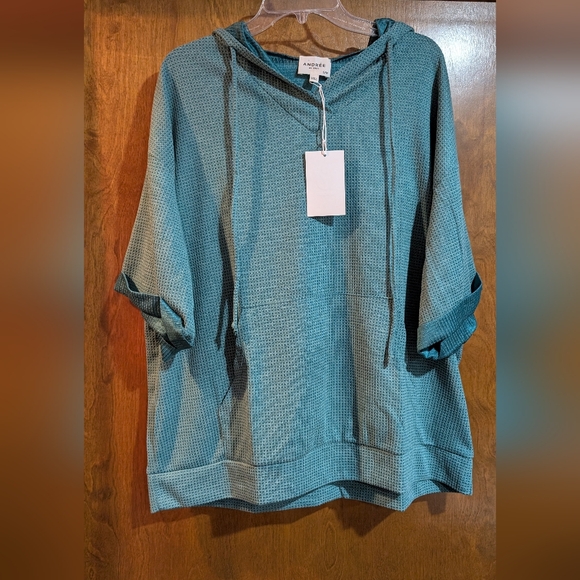 ANDREE BY UNIT Tops - NWT S/M Andree by Unit Textured 3/4 Sleeve Hoodie Top with Front Pocket GREEN